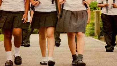 இனி மேல் குட்டைப் பாவாடை போட்டுக்கலாம் ! போராடி வெற்றி பெற்ற மாணவிகள் !!