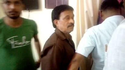 रिश्वतखोर क्लर्क रंगे हाथों गिरफ्तार