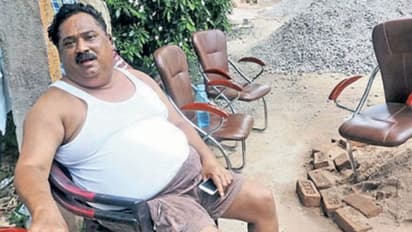 'సింహా' నిర్మాత అర్దనగ్న నిరసన...దిగివచ్చిన అధికారులు!