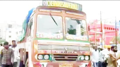 మైనింగ్ శాఖ ఏడీ ఆకస్మిక దాడులు.. లారీలు సీజ్