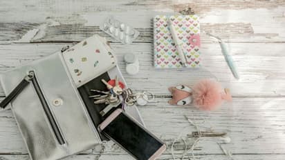 ಸ್ಟೈಲ್‌ ಹೆಚ್ಚಿಸುವ ಹ್ಯಾಂಡ್ ಬ್ಯಾಗಿನಲ್ಲಿ ಇಡಲೇಬೇಕಾದ ವಸ್ತುಗಳಿವು