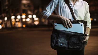 ದಿನಾ ಆಫೀಸ್ಗೆ ಭಾರವಾದ ಲ್ಯಾಪ್ಟಾಪ್ ಬ್ಯಾಗ್ ಹೊತ್ತೊಯ್ತೀರಾ? ಅಪಾಯ ಕಟ್ಟಿಟ್ಟ ಬುತ್ತಿ!