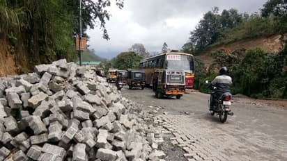 പ്രളയത്തില് തകര്ന്ന റോഡുകള് പുനര്നിര്മ്മിക്കാന് 961 കോടി രൂപ അനുവദിച്ചു