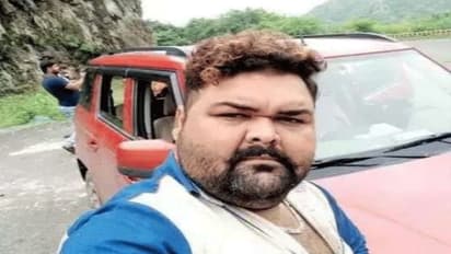 इस शख्स का पुलिस नहीं काट पा रही चालान, बिना हेलमेट चलता है सीना तान....