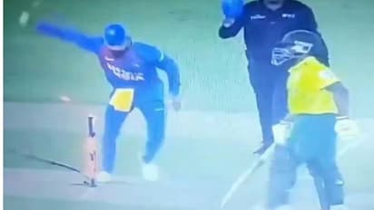 ఎంత కోపమో... స్టంప్స్ ని కాలితో తన్నిన కోహ్లీ