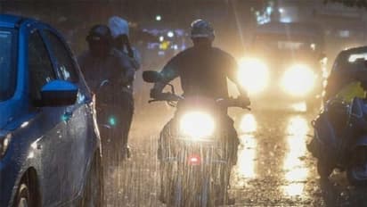 নিম্নচাপের জেরে ৭২ ঘন্টা প্রবল বর্ষণ বাংলার এই ১০ জেলায়, মৎস্যজীবীদের সমুদ্রে যেতে নিষেধ