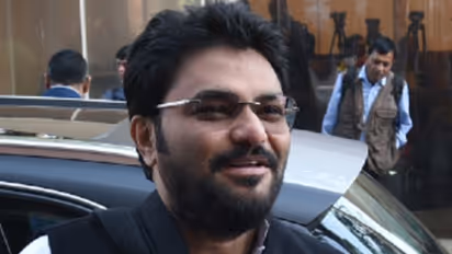 যানজটে আটকে মন্ত্রীর গাড়ি, অটোয় চেপে বিমানবন্দরে বাবুল