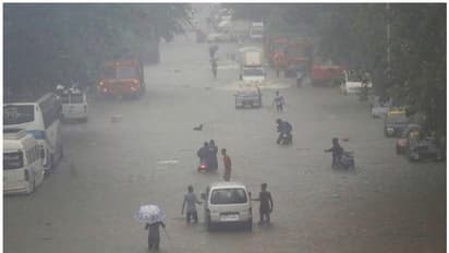 భారీ వర్షంతో వరదలు.. ముంబయిలో రెడ్ అలర్ట్