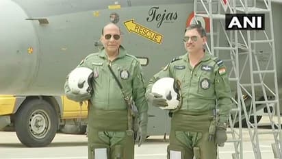 తేజస్ యుద్ధ విమానంలో ప్రయాణించిన రాజ్‌నాథ్ సింగ్