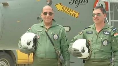 প্রতিরক্ষা মন্ত্রী হিসাবে নজির গড়লেন রাজনাথ সিং, সওয়ার হলেন তেজস যুদ্ধবিমানে