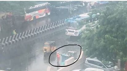 இடி மழை மின்னல் எதையும் பொருட்படுத்தாத பெண் ஊழியர்...! குப்பையை அகற்றுவதிலேயே குறி....குவியும் தொடர் பாராட்டு...!