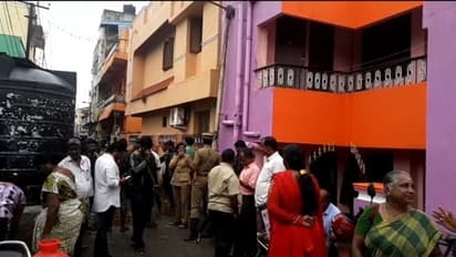 கோவில் நிலங்களை மீட்ட இந்து அறநிலையத்துறை அதிகாரிகள்...! 7 கோடி ரூபாய் மதிப்பு..!