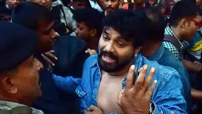 జుట్టు పట్టుకుని.. చొక్కా చించేసి: కేంద్రమంత్రి బాబూల్ సుప్రియోకి చేదు అనుభవం