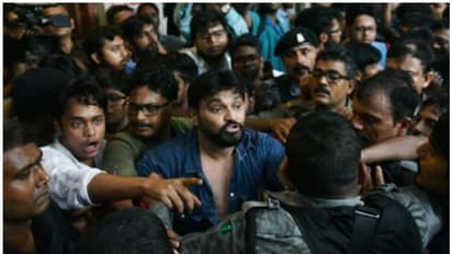 ജാദവ്പൂർ സർവകലാശാലയില് സംഘർഷം; കേന്ദ്രമന്ത്രി ബാബുല് സുപ്രിയോയെ ക്യാമ്പസില് തടഞ്ഞു