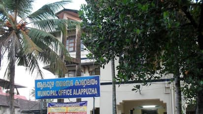 24 വർഷമായി കരാർ തൊഴിലാളി; ആലപ്പുഴ നഗരസഭയിൽ ജെസിബി ഓപ്പറേറ്റർ പെട്രോൾ ഒഴിച്ച് തീ കൊളുത്താൻ ശ്രമിച്ചു