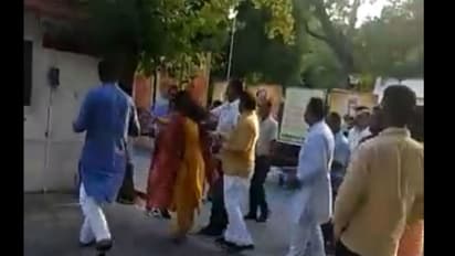 ಕೇಂದ್ರ ಸಚಿವ ಹೋಗ್ತಿದ್ದಂತೇ ಹೆಂಡ್ತಿಗೆ ಬಡಿದ ಬಿಜೆಪಿ ನಾಯಕ!