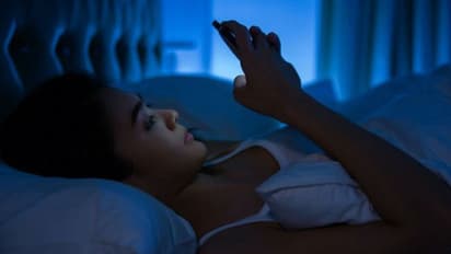 രാത്രി ഉറക്കമില്ലാതെ ഫോണില്‍ നോക്കിയിരിക്കുന്ന പെണ്‍കുട്ടികള്‍ അറിയാന്‍...