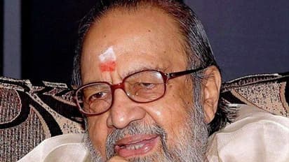 இழந்த சிறகை இணைக்க எண்ணி கைகளை நீட்டிய குழந்தை..!