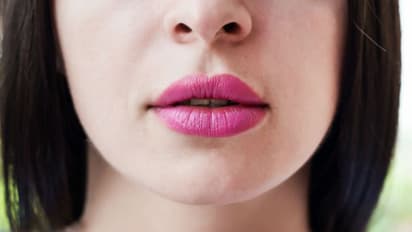 పగిలిన పెదవులతో ఇబ్బంది పడుతున్నారా? అయితే ఈ చిట్కాలు మీ కోసమే..