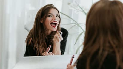 এবার পুজোয় চমক লাগান লিপস্টিক দিয়েই, জেনে নিন গায়ের রং অনুসারে মানানসই শেড