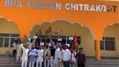 अखिलेश को श्रेय दिलाने के लिए सपाईयों ने बस अड्डे का काटा फीता, अभी काम भी नहीं हुआ पूरा