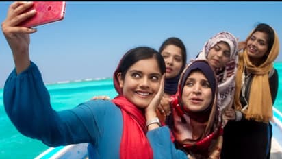 ലക്ഷദ്വീപിന്റെ സൗന്ദര്യവുമായി 'കവരത്തി പാട്ട്'; 'പ്രണയമീനുകളുടെ കടലി'ലെ വീഡിയോ സോംഗ്