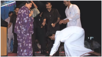 நீயெல்லாம் இன்னைக்கு அரசியல் பேசுறே... ஜெ., காலில் விழும் விஜய் ஃபோட்டோவை போட்டு மரண கலாய்..!