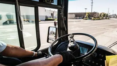 ಟ್ರಾಫಿಕ್ ಪೊಲೀಸರ ಎಡವಟ್ಟು; ಹೆಲ್ಮೆಟ್ ಹಾಕದ ಬಸ್ ಚಾಲಕನಿಗೆ ದಂಡ!