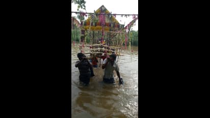 மார்பளவு தண்ணீரில் சடலத்தை தூக்கிச் சென்ற சம்பவம்.. பின்னணியில் மணற்கொள்ளை.. திடுக்கிடும் தகவல்!!