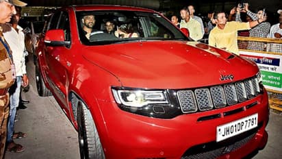 కొత్తకారులో ధోని షికారు...ధరెంతో తెలిస్తే నోరెళ్లబెట్టాల్సిందే..!