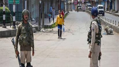कश्मीर के इन हिस्सों पर अभी भी लगा है कर्फ्यू, नेता भी हैं नजरबंद