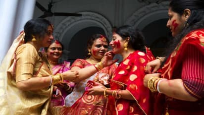 নবরাত্রিতে 'সিন্দুর খেলা'র রয়েছে বিশেষ তাৎপর্য, জেনে নিন এই রীতির সঠিক পদ্ধতি