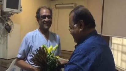 সুরঞ্জনকে দেখতে হাসপাতালে পার্থ , সঙ্গে মুখ্যমন্ত্রীর দেওয়া ফুলের তোড়া