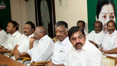 இரண்டு ஆண்டுகளுக்கு பிறகு இன்று கூடுகிறது அதிமுக பொதுக்குழு... சசிகலாவை கட்சியிலிருந்து நீக்க அதிரடி முடிவு?