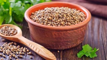 स्वप्नदोष दूर करने से लेकर इन 5 समस्याओं में फायदेमंद है धनिया