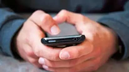 ஒரு மணிநேரத்திற்கு 4000, ஒரு நைட்டுக்கு 12,000... உல்லாசமாக இருக்க போலீசுக்கே மெசேஜ் அனுப்பிய மசாஜ் சென்டர்..!