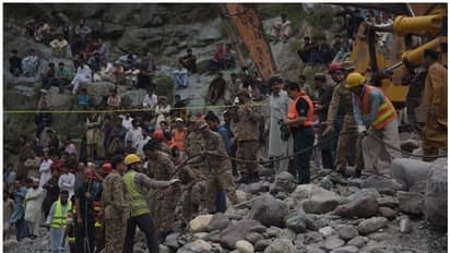 പാകിസ്ഥാനില് ബസ് നിയന്ത്രണം വിട്ട് മലയിലേക്ക് ഇടിച്ച് കയറി; 26 പേര് മരിച്ചു