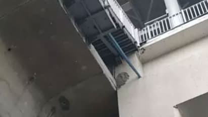 മെട്രോ റെയിലിൽ നിന്ന് കോണ്ക്രീറ്റ് പാളി വീണു; യുവതി മരിച്ചു