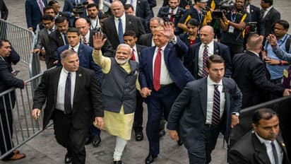 'অব কি বার, ট্রাম্প সরকার', বন্ধুর হয়ে হিউস্টনে ভোট প্রচারটাও করে দিলেন মোদী