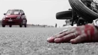 இருசக்கர வாகனம் மீது பயங்கரமாக மோதிய தனியார் பேருந்து..! மனைவி கண் முன்னே கணவர் பரிதாப பலி..!