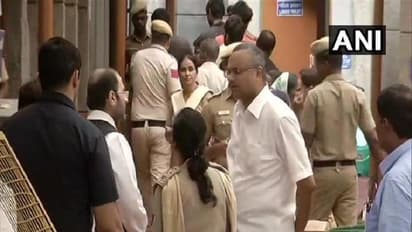 டெல்லி திஹார் சிறையில் சோனியா காந்தி… மன்மோகன் சிங் !!