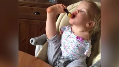 ജന്മനാ കൈകളില്ല, കാലുകൊണ്ട് ആഹാരം കഴിക്കുന്ന രണ്ടുവയസ്സുകാരി; കണ്ണുനിറഞ്ഞ് ആനന്ദ് മഹീന്ദ്രയുടെ ട്വീറ്റ്