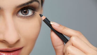 এবার পুজোয় বদলে ফেলুন নিজের চোখের ভাষা এই চার ধরণের আইলাইনারের মাধ্যমে