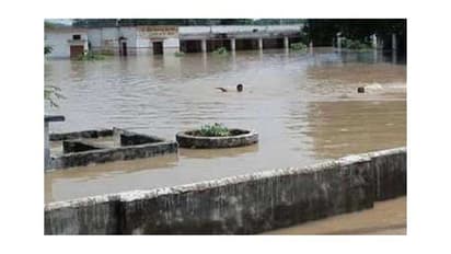 बलिया में बाढ़ की स्थिति गंभीर, 86 स्कूलों में की गई छुट्टी