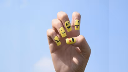 নেইল এক্সটেনশন করার আগে মেনে চলুন এই টোটকা, পার্লার নয় ঘরে করুন নখের সজ্জা