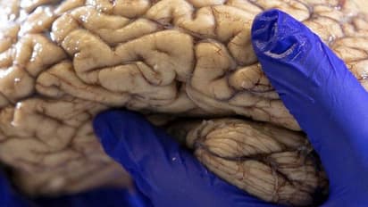 शख्स ने फाड़ा मां का ब्लाउज तो...