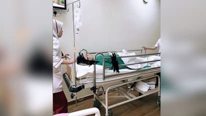 महिला ने खाया इतना तीखा खाना, इस हाल में टांगकर ले जाना पड़ा अस्पताल