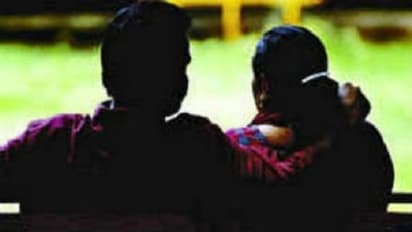 மணமகனின் தந்தைக்கும் மணமகளின் தாய்க்கும் ஏற்பட்ட பயங்கர காதல்...!! இரவோடு இரவாக ஊரைவிட்டு ஒடிப்போனதால் பரபரப்பு...!!