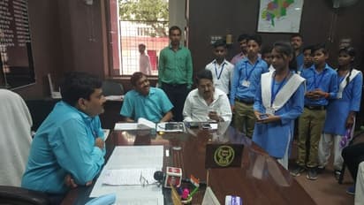 जब बच्चों ने दी जिलाधिकारी को धमकी