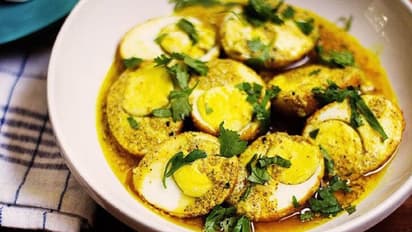 মাছ বা মাংস নয়, এবার পুজোয় চটজলদি বানিয়ে ফেলুন ডিম সরষে